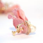 布花の花びらピアスイヤリング (ピンク)
