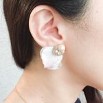 布花の花びらピアス/イヤリング（ホワイト）