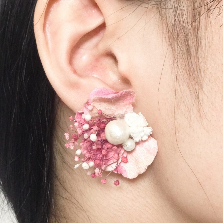 桜色かすみ草ピアス・イヤリング