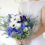 造花アネモネとラベンダーのクラッチブーケ