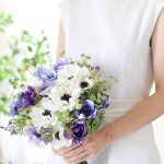 ブルーの造花アネモネを束ねたクラッチブーケ