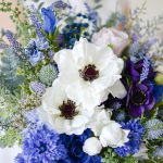 造花アネモネとラベンダーのクラッチブーケ