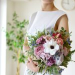 造花のアネモネ、ピンクローズとベリーのブーケ