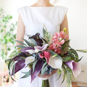 カラーとシンビジウムとアンスリウムの大人ブーケ