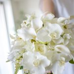 造花の胡蝶蘭とカラーのホワイトブーケ