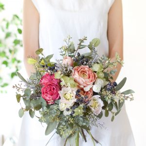 造花ローズとラナンキュラスのクラッチブーケ